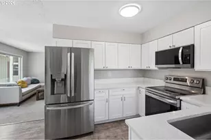 12513 NE Russell St, Portland, OR 97230 - Photo 7