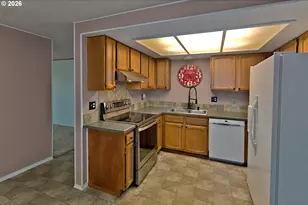 575 S 70th St, Springfield, OR 97478 - Photo 5