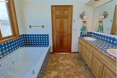 1368 Bayview St, North Bend, OR 97459 - Photo 19