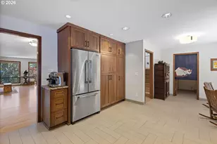 10052 SW Balmer Cir, Portland, OR 97219 - Photo 13