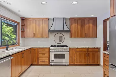 10052 SW Balmer Cir, Portland, OR 97219 - Photo 11