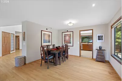 10052 SW Balmer Cir, Portland, OR 97219 - Photo 9