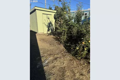 1085 W 1st Ave #8, Junction City, OR 97448 - Photo 17