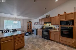 1396 Cascade Dr, Lebanon, OR 97355 - Photo 11