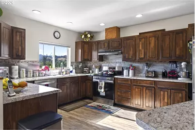 582 Valley View Rd, Sutherlin, OR 97479 - Photo 9