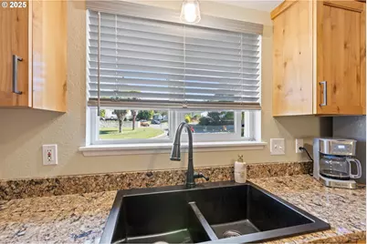 490 Char St, Roseburg, OR 97471 - Photo 9