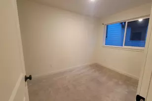 12088 SE Pine St, Portland, OR 97216 - Photo 11