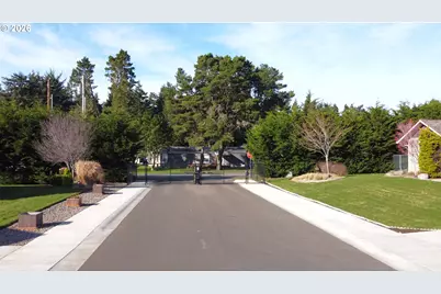 1080 Park Pl, Coos Bay, OR 97420 - Photo 3