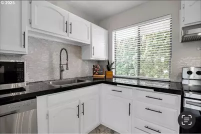 8325 SW Terwilliger Blvd, Portland, OR 97219 - Photo 3