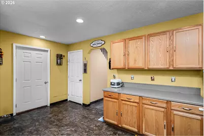 91051 Leashore Dr, Vida, OR 97488 - Photo 31