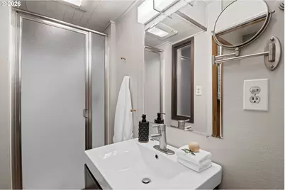 2210 SW Broadway Dr, Portland, OR 97201 - Photo 31