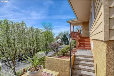 207 NW Ellis Ave, Pendleton, OR 97801 - Photo 3