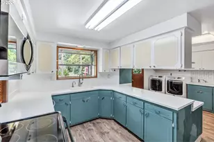 8025 SW Schiller Rd, Portland, OR 97225 - Photo 11