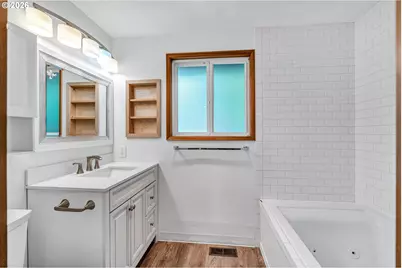 8025 SW Schiller Rd, Portland, OR 97225 - Photo 21
