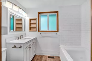 8025 SW Schiller Rd, Portland, OR 97225 - Photo 21
