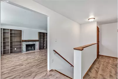 8025 SW Schiller Rd, Portland, OR 97225 - Photo 5
