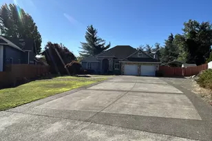 251 Martha Dr, Winchester, OR 97495 - Photo 3