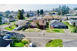 403 Linden Ln, Brookings, OR 97415 - Photo 11