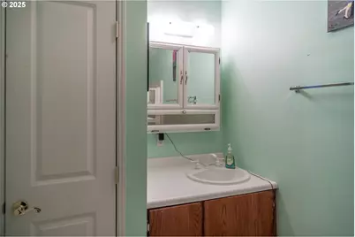 663 NE Knoll Ave, Roseburg, OR 97470 - Photo 17