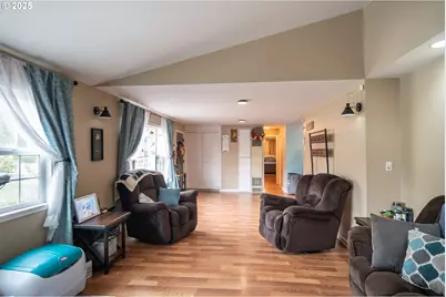 663 NE Knoll Ave, Roseburg, OR 97470 - Photo 5