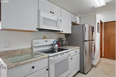 15745 SW Queen Victoria Pl, King City, OR 97224 - Photo 13