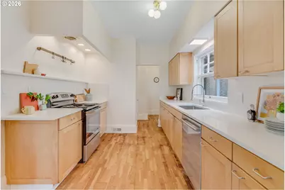 7 NE Floral Pl, Portland, OR 97232 - Photo 15
