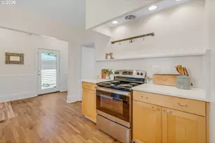7 NE Floral Pl, Portland, OR 97232 - Photo 17
