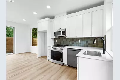 8416 SE Clay St #4, Portland, OR 97216 - Photo 3