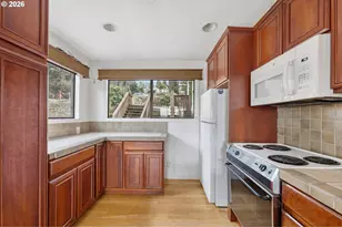 7040 SW Brier Pl, Portland, OR 97219 - Photo 9