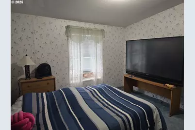 217 NE Peggy Ave, Roseburg, OR 97470 - Photo 17