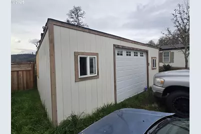 217 NE Peggy Ave, Roseburg, OR 97470 - Photo 3