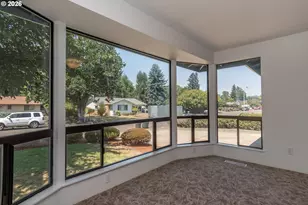 921 W Hickory St, Roseburg, OR 97471 - Photo 9