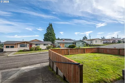 1960 Lincoln St, North Bend, OR 97459 - Photo 3