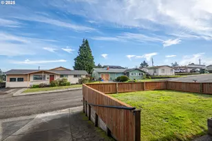 1960 Lincoln St, North Bend, OR 97459 - Photo 3