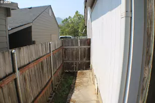 721 NE Maple Ave, Myrtle Creek, OR 97457 - Photo 17