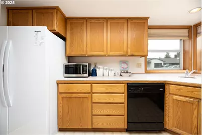 2707 Dayna Ln, Eugene, OR 97408 - Photo 13