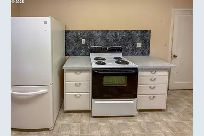 1042 W Brown Ave, Roseburg, OR 97471 - Photo 11