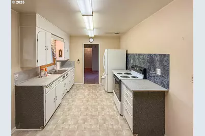 1042 W Brown Ave, Roseburg, OR 97471 - Photo 9