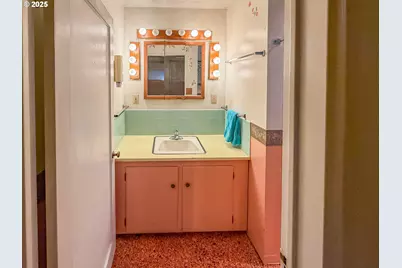 1042 W Brown Ave, Roseburg, OR 97471 - Photo 15