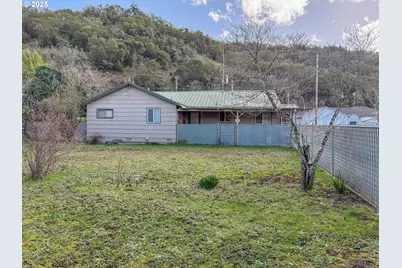 1042 W Brown Ave, Roseburg, OR 97471 - Photo 23