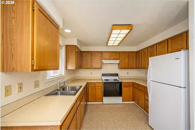 639 S 70th St, Springfield, OR 97478 - Photo 7