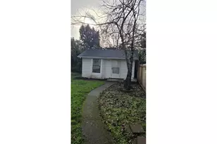 9256 SE Morrison St, Portland, OR 97216 - Photo 5