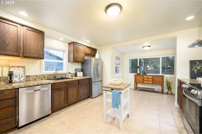 119 NE Kingwood Dr, McMinnville, OR 97128 - Photo 7