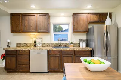 119 NE Kingwood Dr, McMinnville, OR 97128 - Photo 9