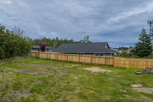 1589 Seagate Ave, Coos Bay, OR 97420 - Photo 3