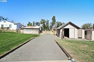 407 SW 4th St, Grass Valley, OR 97029 - Photo 33