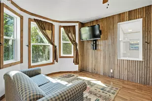 407 SW 4th St, Grass Valley, OR 97029 - Photo 5