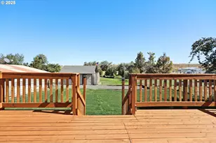 407 SW 4th St, Grass Valley, OR 97029 - Photo 29