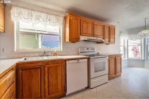 1707 13th St, North Bend, OR 97459 - Photo 9