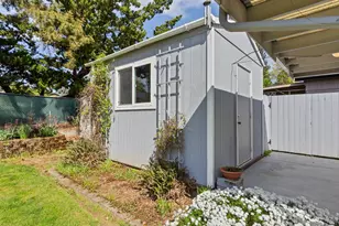 10445 SE Center St, Portland, OR 97266 - Photo 21